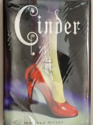 Cinder: (Book 1 Lunar Chronicles) - Marissa Meyer 2012 | 1st Edition